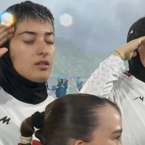 Από τις σκάλες, κάτω από τη μύτη των φρουρών τους, το 'σκασαν οι Ιρανές ποδοσφαιρίστριες: Δείτε βίντεο από τη δραματική απόδραση