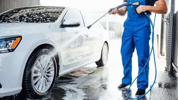 Ζητείται υπάλληλος σε πλυντήριο αυτοκινήτων