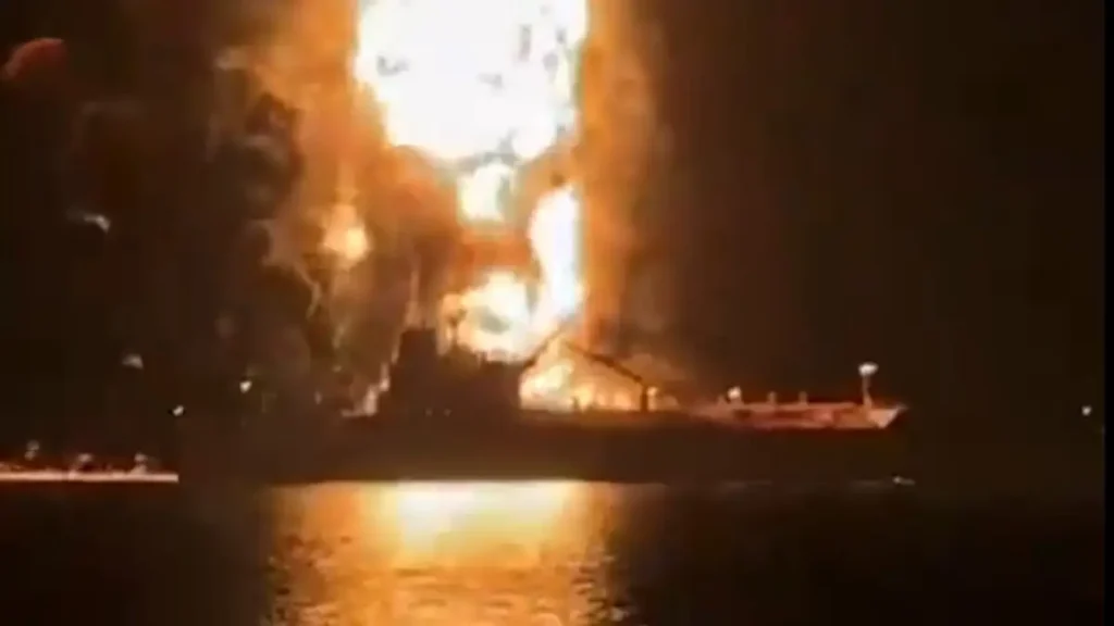 Μέση Ανατολή: Συγκλονιστικά βίντεο από τη διάσωση του πληρώματος του δεξαμενόπλοιου Zephyros που χτυπήθηκε στον Περσικό Κόλπο