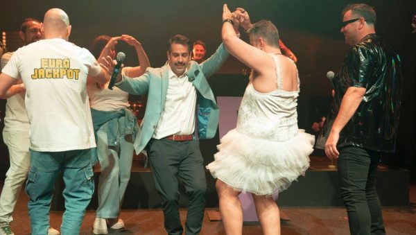 Όλα κερασμένα στο Fuzz Club από τον Μάκη που κέρδισε το Eurojackpot (ΒΙΝΤΕΟ)