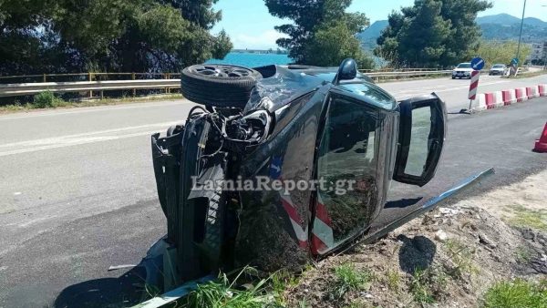 Τούμπαρε στην είσοδο του Αγίου Κωνσταντίνου μετά από σύγκρουση με άλλο αυτοκίνητο - Δείτε εικόνες