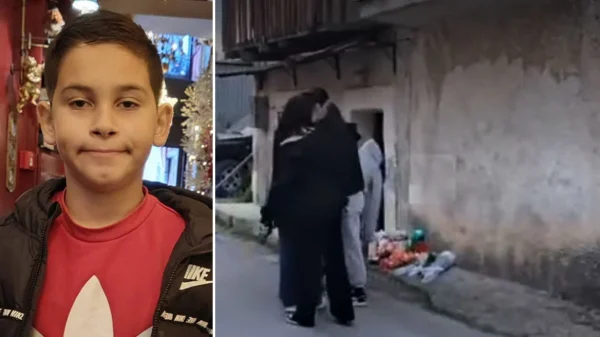 Σπαραγμός στην Ηλεία για τον 13χρονο Κωνσταντίνο, συμμαθητές του αφήνουν λουλούδια στο σημείο που σκοτώθηκε με το πατίνι