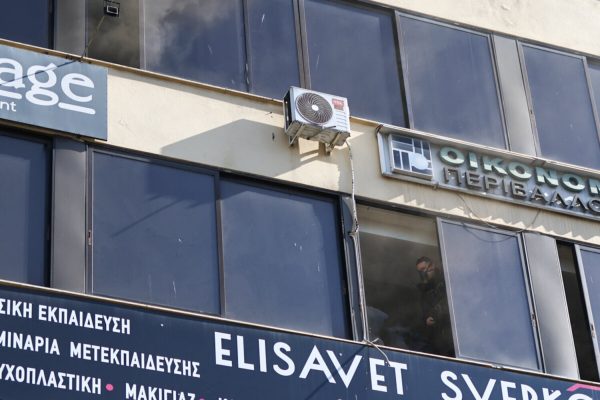 Καπνός από πολυκατοικία στο κέντρο της Λάρισας – «Μπλόκο» στην οδό Κύπρου (ΒΙΝΤΕΟ-ΦΩΤΟ)