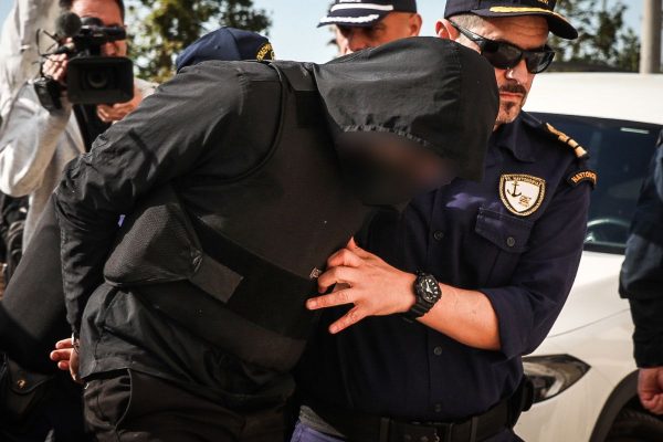 Με κουκούλα και αλεξίσφαιρο στον ανακριτή ο 20χρονος που σκότωσε τον 27χρονο στον Άγιο Δημήτριο, τι θα υποστηρίξει για την αλλαγή ρούχων και το κρυμμένο μαχαίρι
