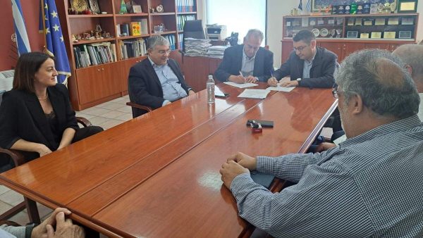 Υπεγράφη η σύμβαση του έργου «Δίκτυο αποχέτευσης και εγκατάσταση επεξεργασίας λυμάτων οικισμών Μαρτίνου και Λάρυμνας»