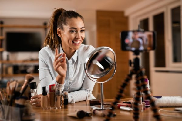 Η ΑΑΔΕ στήνει ψηφιακό δίχτυ για influencers: Πώς η εφορία «βλέπει» τα λεφτά από τα social πριν δηλωθούν
