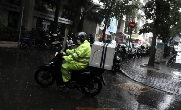 Έκτακτα μέτρα για τους εργαζόμενους του ιδιωτικού τομέα λόγω της κακοκαιρίας: Απαγόρευση delivery από τις 18:00 έως τις 22:00, πού θα ισχύσει
