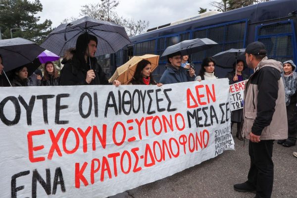 Ξεκίνησε και πάλι η δίκη για τα Τέμπη μετά από τις φωνές Καρυστιανού - Κωνσταντοπούλου