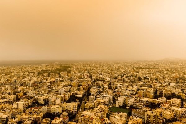Απόκοσμες εικόνες στην Κρήτη: Κιτρίνισαν από τη σκόνη Ηράκλειο και Ρέθυμνο, ανεμοστρόβιλος αναποδογύρισε νταλίκα στην Ιεράπετρα