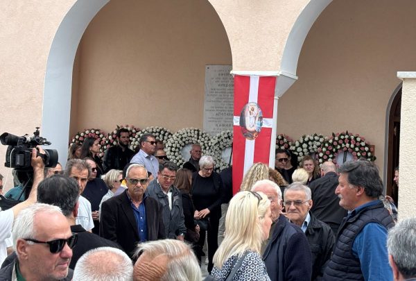 «Καλό ταξίδι αγγελούδι μου»: Σε κλίμα οδύνης συγγενείς και φίλοι λένε το τελευταίο «αντίο» στην 19χρονη Μυρτώ