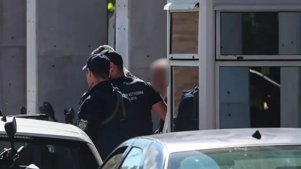 Πυροβολισμοί σε ΕΦΚΑ και Πρωτοδικείο: Αντιμέτωπος με τρία κακουργήματα και έξι πλημμελήματα ο 89χρονος