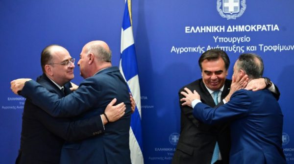 Αγκαλιά Τσιάρα σε Σχοινά: Θα σηκώσω κάθε πέτρα για να ακουστεί η φωνή της ελληνικής γεωργίας, είπε ο νέος υπουργός