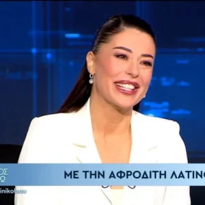 Ρομά στο λιμάνι της Τήνου επιτέθηκαν φραστικά στη Λατινοπούλου, την έβρισαν χυδαία, δείτε βίντεο