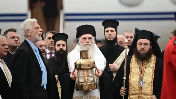 Έφτασε στην Αθήνα το Άγιο Φως – Με τιμές αρχηγού κράτους η υποδοχή στο «Ελ. Βενιζέλος»