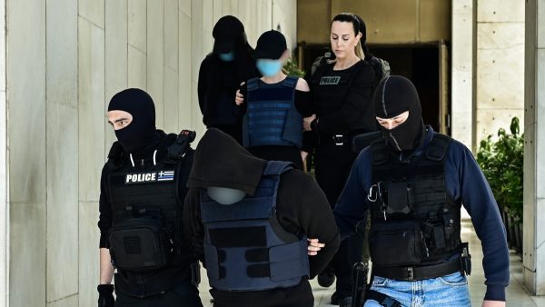 Δολοφονία στον Άγιο Δημήτριο Αττικής: Με εντάσεις και ξεσπάσματα η δίκη των τριών 20χρονων για εμπλοκή στην υπόθεση