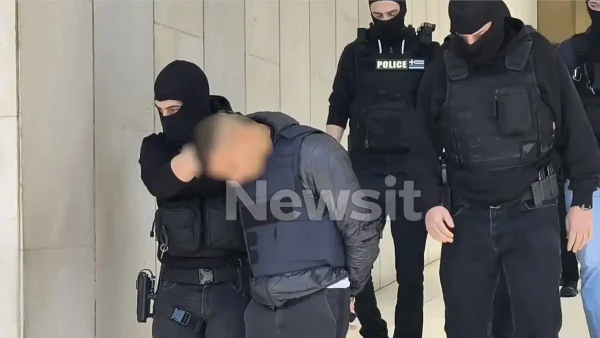 Δολοφονία στον Άγιο Δημήτριο: Η στιγμή που ο 20χρονος δράστης και οι άλλοι 3 συλληφθέντες οδηγούνται από τη ΓΑΔΑ στο Ναυτοδικείο