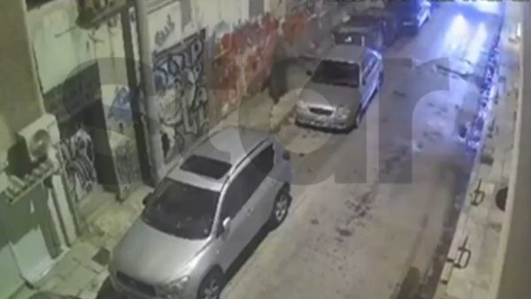 Άγιος Παντελεήμονας Αττικής: Βίντεο ντοκουμέντο από τον 29χρονο τη στιγμή που βανδαλίζει 30 αυτοκίνητα - Σε αμόκ