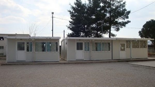 Μαθητές κάνουν μάθημα σε κοντέινερ - Φωτιστικό έπεσε και τραυμάτισε μαθήτρια
