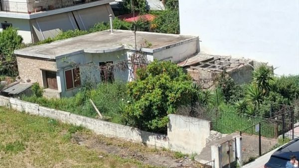 Ακαθάριστο ακίνητο στην οδό Αθηνών