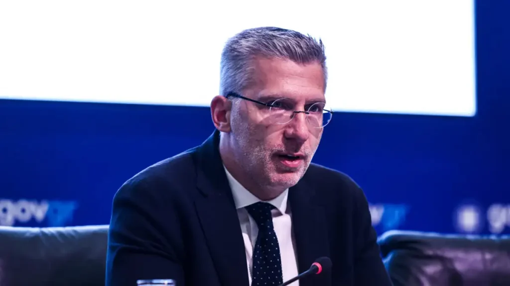 Σκέρτσος: Η Ελλάδα δουλεύει και συγκλίνει με την Ευρώπη – Στο 8% η ανεργία από 17% το 2019