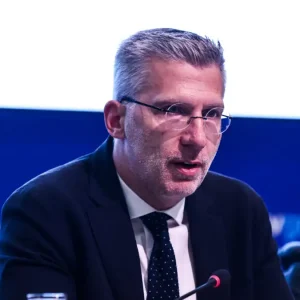 Σκέρτσος: Η Ελλάδα δουλεύει και συγκλίνει με την Ευρώπη – Στο 8% η ανεργία από 17% το 2019
