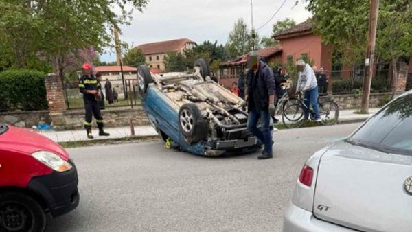 Αυτοκίνητο βρέθηκε ανάποδα στη μέση του δρόμου