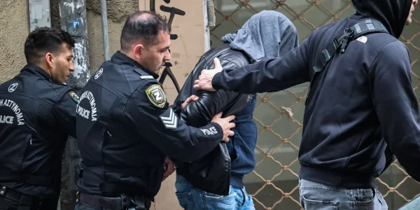 Ηχητικό ντοκουμέντο: «Άνοιξε», φώναζε η 30χρονη λίγο πριν βρεθεί στο κενό από τον 3ο στην Αθήνα, προσήχθη 45χρονος Ιταλός