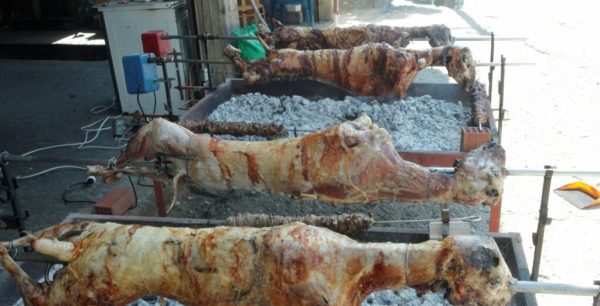 Πάσχα: Ακριβότερο το αρνί και το κατσίκι στα εστιατόρια για το εορταστικό τραπέζι