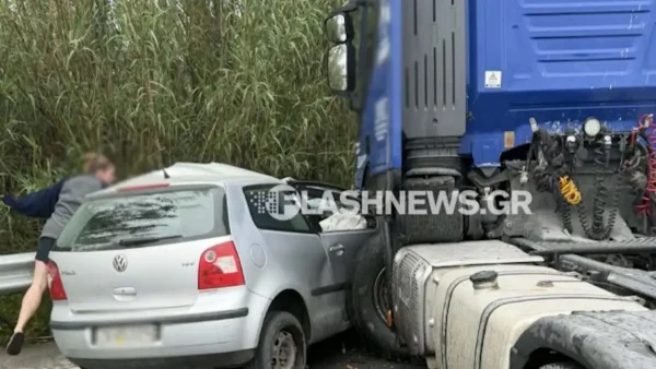Σοβαρό τροχαίο στην Κρήτη: Αυτοκίνητο συγκρούστηκε με φορτηγό στον ΒΟΑΚ – Δείτε εικόνες