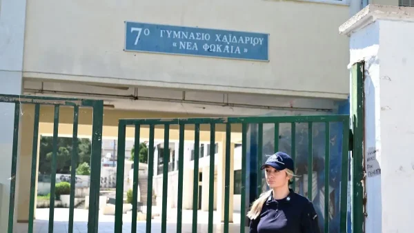 Χαϊδάρι: «Μέσα σε κλάσματα δευτερολέπτου γλίστρησε προς τα πίσω» λέει καθηγήτρια για την 13χρονη μαθήτρια που έπεσε από τον 1ο όροφο του σχολείου της
