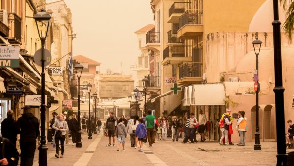 Κακοκαιρία Erminio και αφρικανική σκόνη: Το πορτοκαλοκόκκινο πέπλο που κάλυψε την Κρήτη επιβαρύνει υγεία και οικονομία – Μέτρα πρόληψης