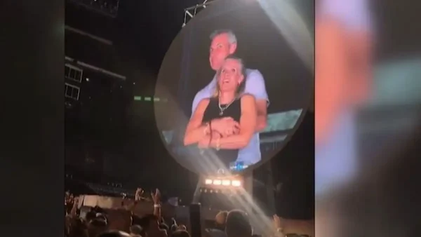 Η Κρίστιν Κάμποτ ρίχνει «μαύρο» στους Coldplay μετά το σκάνδαλο της kiss cam: «Δεν θα ξαναπάω σε συναυλία τους»
