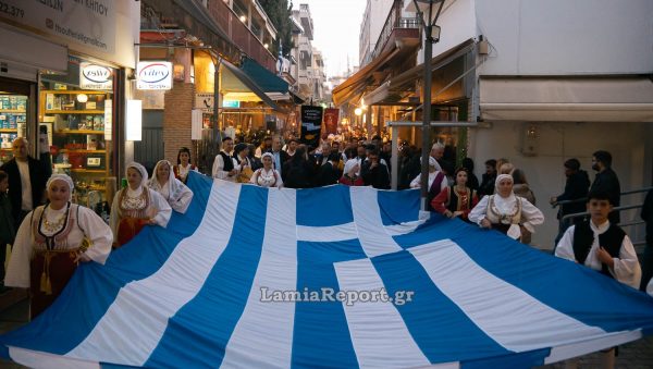 Λαμία: Πλήθος κόσμου στην λαμπαδηφορία Ιστορικής Μνήμης για τον Αθανάσιο Διάκο