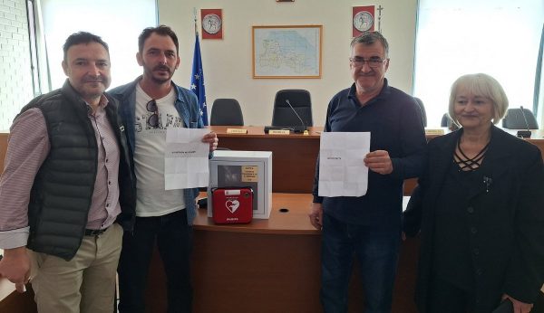 Δωρεά δύο απινιδωτών από το Σύλλογο Υπαλλήλων Ο.Τ.Α. Φθιώτιδας σε ισάριθμους δήμους