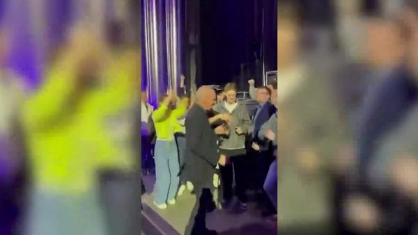 Ο Βαρουφάκης χορεύει techno τραγούδι με το όνομά του