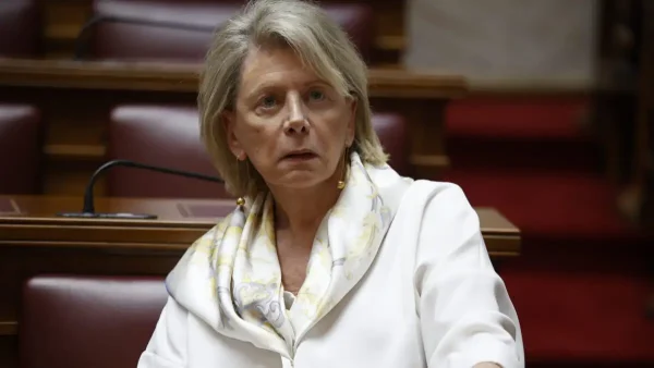Ακρίτα για Τσίπρα: Είναι φάουλ που ζητάει από βουλευτές που θέλουν να τον ακολουθήσουν, να παραιτηθούν