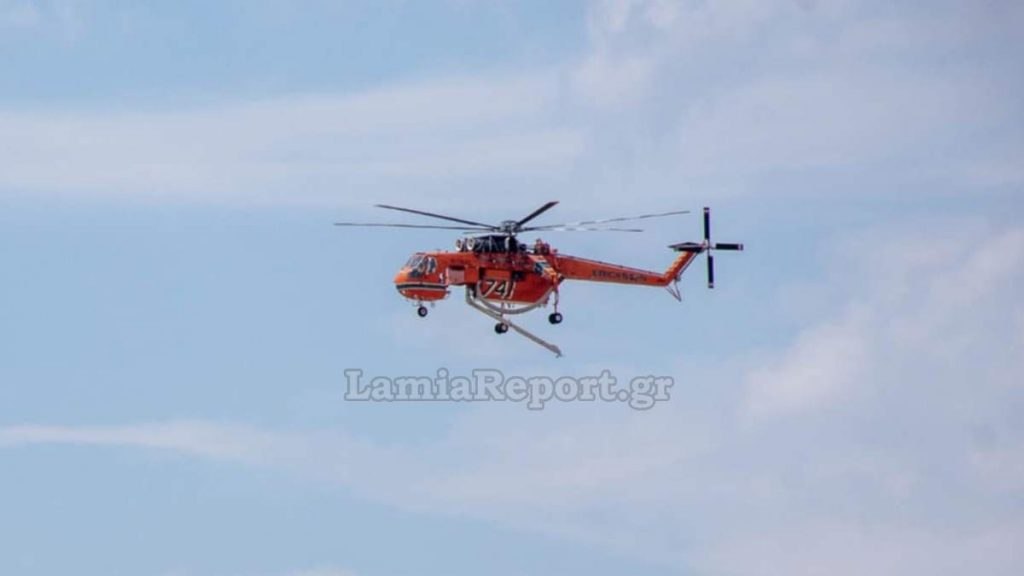 Σηκώθηκαν αεροπλάνα και ελικόπτερο για πυρκαγιά στο Αλιβέρι - Μήνυμα από το 112