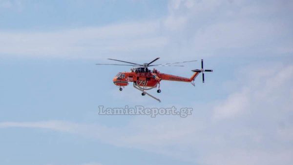 Σηκώθηκαν αεροπλάνα και ελικόπτερο για πυρκαγιά στο Αλιβέρι - Μήνυμα από το 112