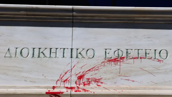 Κουκουλοφόροι έριξαν κόκκινη μπογιά στο Εφετείο Αθηνών και έσπασαν με βαριοπούλες τις τζαμαρίες