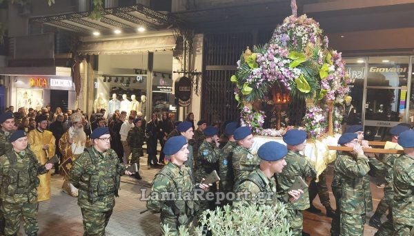 Μεγάλη Παρασκευή στη Λαμία: Πλούσιο φωτορεπορτάζ από τον Επιτάφιο της Μητρόπολης