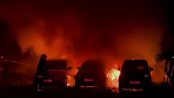 Ηράκλειο: Φωτιά σε χώρο με ενοικιαζόμενα αυτοκίνητα – Ζημιές σε 18 οχήματα - Δείτε βίντεο