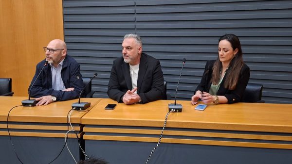 Με μεγάλη επιτυχία και αθρόα συμμετοχή το σεμινάριο του Εμπορικού Συλλόγου Λαμίας για την εξυπηρέτηση του καταναλωτή (ΦΩΤΟ)