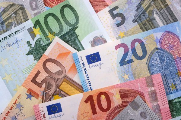 Τα 8 μέτρα στήριξης για οικογένειες με παιδιά, συνταξιούχους, αγρότες και χρεωμένους οφειλέτες – Δείτε παραδείγματα