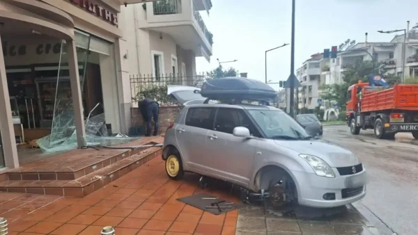 Λύθηκε το χειρόφρενο σε αυτοκίνητο και «καρφώθηκε» σε τζαμαρία φούρνου