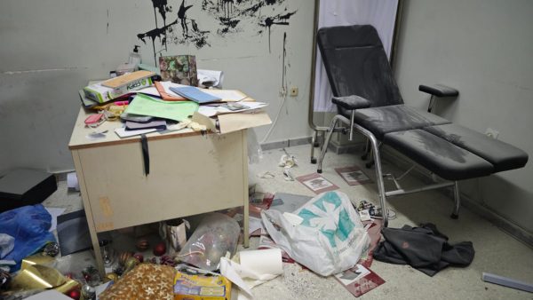 Στο αυτόφωρο μητέρα ανήλικου που συμμετείχε στον βανδαλισμό σχολείου στη Γλυφάδα