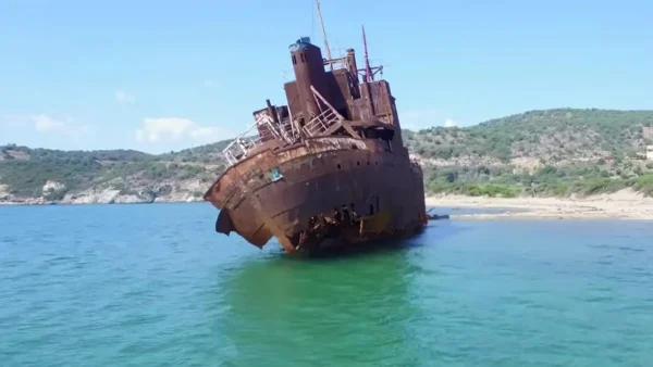 Γύθειο: Καταρρέει το ναυάγιο «Δημήτριος» – Βίντεο με τα σημάδια εγκατάλειψης