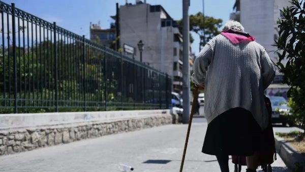 Έφοδος σε παράνομο γηροκομείο στους Αμπελόκηπους: 4 ηλικιωμένες ζούσαν σε άθλιες συνθήκες