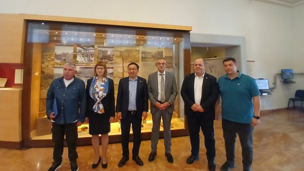 Στη Θήβα ο Κινέζος πρέσβης Fang Qiu