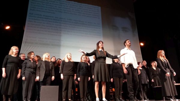 Συγκίνησε η μουσικοχορευτική παράσταση "ΤΟ ΚΟΚΚΙΝΟ ΓΡΑΜΜΑ" στο δημοτικό θέατρο Λαμίας