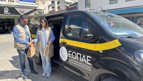 Ο ΕΟΠΑΕ Λαμίας διένειμε φαγητό και γλυκίσματα σε ωφελούμενους